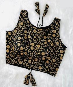 Blusa confeccionada con ropa tradicional india y Sari de diseñador Lehenga Choli con bordado de seda pesada hecho para damas - Product Image 1