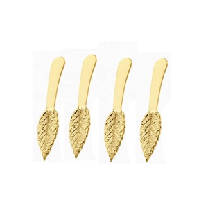 Épandeur de fromage en or poli fait à la main, Design de feuille dentée en or, ensemble d'épandeur de fromage mignon ensemble de trancheur de fromage - Product Image 1