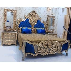 Nouveauté Lit et tables de chevet en bois sculpté doré haut de gamme Ensemble de chambre à coucher de style antique en bois de teck Ensemble de chambre à coucher métallique exclusif - Product Image 1