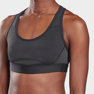 เสื้อชั้นในกีฬาไร้ตะเข็บแบบปรับแต่งได้ รุ่นฮีโร่ สำหรับออกกำลังกาย ระดับการกระชับปานกลาง สีดำ - Product Image 4