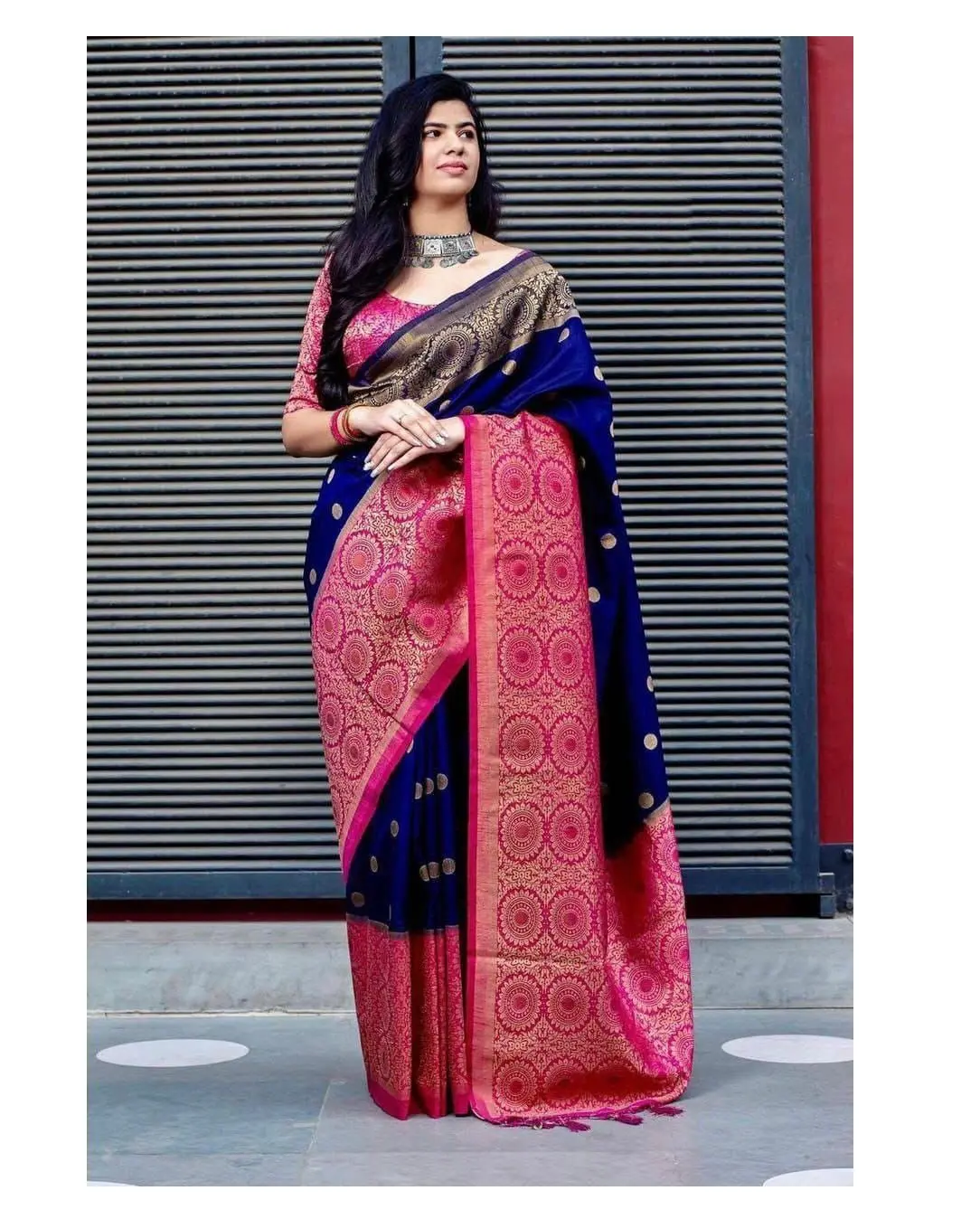 Infinity Dark Navy Blue & Pink Border Soft Lichi Silk saree ,Jacquard Work On Full Sari , Full Pallu e camicetta di Royal Export