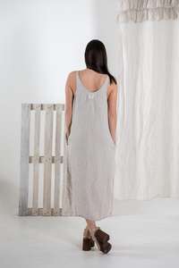 Robe d'été élégante et tendance en lin crêpe gris clair, col rond, sans manches, 100% lin, pour femme. - Product Image 2