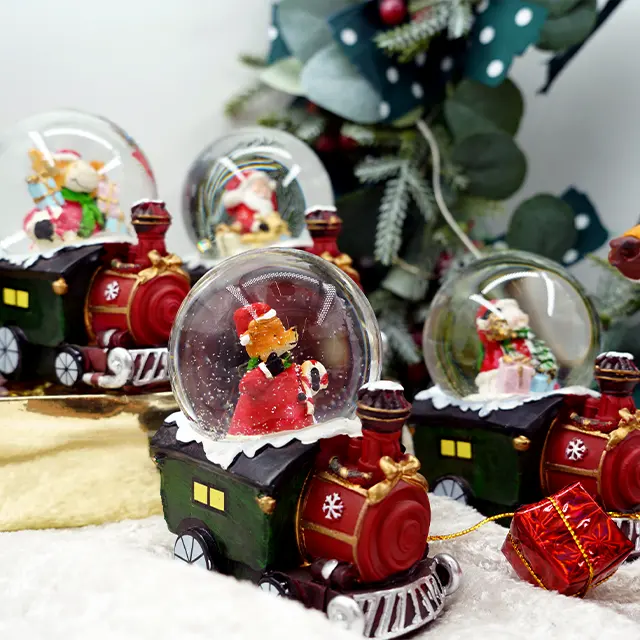 KG X-Mas Factory Wholesale Navidad Noel 6.5cm Train Style Battery Powered Christmas Water Globe Resin Christmas Snow Globe