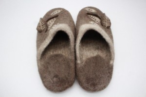 Pantoufles d'intérieur unisexes et écologiques Mocassins en feutre de laine conçus par Attractive Leaf-Designed Felt Shoe Unisex - Product Image 2