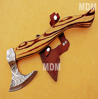 Hache en acier à haute teneur en carbone forgée à la main, tête de Damas, hachette de camping magnifiquement gravée, manche en bois naturel industriel, cuir, bricolage