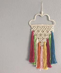 Décoration murale tendance en macramé nuage arc-en-ciel - Product Image 1
