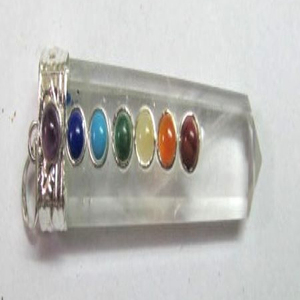 Crayon plat en cristal de bonne qualité avec pendentifs Chakra Cabs : Crayon plat en cristal avec pendentifs Chakra Cabs à vendre - Product Image 1