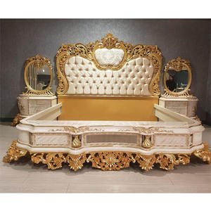 Lit en teck sculpté moderne haut de gamme européen avec finition dorée polie, taille personnalisée, design durable et tables de chevet - Product Image 1