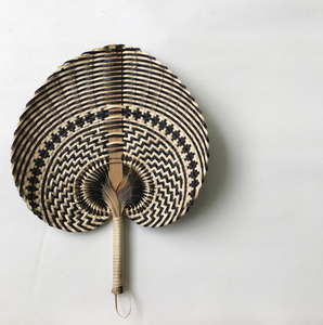 พัดไม้ไผ่พับได้สไตล์โบฮีเมียน งานแฮนด์เมด ดีไซน์แบบเรียบง่าย รับผลิตแบบ OEM/ODM พร้อมออกแบบโลโก้ตามสั่ง ใช้ตกแต่งแขวนได้อเนกประสงค์ สำหรับขายส่ง - Product Image 4