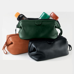 2025 Venta al por mayor Bolsa de cosméticos de cuero genuino de la mejor calidad Super oferta 3 colores diferentes Verde Negro Marrón Tipo de cierre de cremallera - Product Image 1