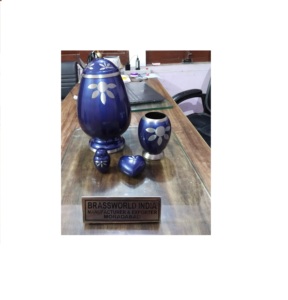 BRASSWORLD INDIA Urna de cremación azul Todos los tamaños Urna de latón con flor grabada para uso adulto Juego de 5 suministros funerarios - Product Image 1