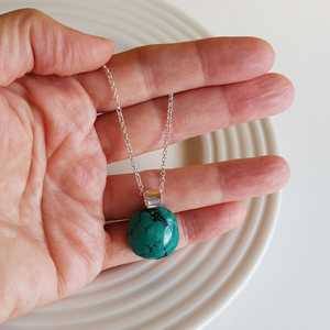 Pendentif en pierre précieuse brute d'apatite naturelle moderne pendentif en argent 925 plaqué or pour femmes pendentif serti de lunette au prix de gros - Product Image 1