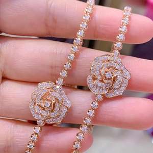 <span class=keywords><strong>Bracciale</strong></span> Tennis da Donna in Oro Bianco Puro 18K <span class=keywords><strong>con</strong></span> Diamanti Naturali e <span class=keywords><strong>Fiore</strong></span> Pavé, Nuovo Design alla Moda - Product Image 3