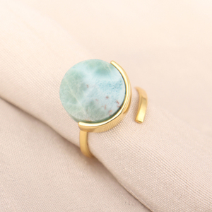 Bague ronde en Larimar naturel réglable pour femme Usine en gros Laiton plaqué or pour mariage ou fête - Product Image 1
