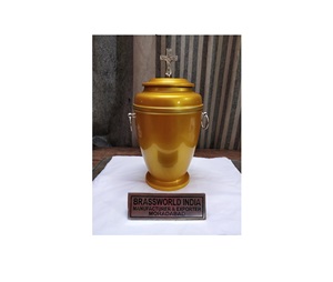 URNA DE CREMACIÓN DE HIERRO AMARILLO BRILLANTE CON CRUZ SUMINISTROS FUNERARIOS/Urna de cremación de alta calidad de hierro de Brassworld India - Product Image 1