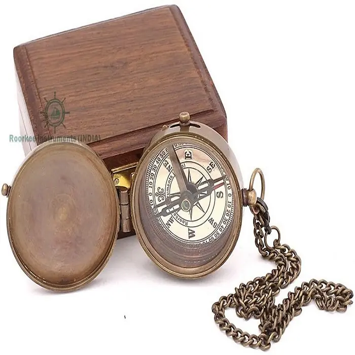 Kompas Kuningan Yang Dapat Diukir Dipersonalisasi dengan Kotak Kayu Keras Arah Navigasi Bahari Kuningan Kompas Hadiah Disesuaikan