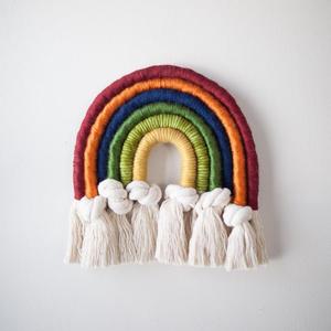 Décoration murale artisanale en fibres nouées aux couleurs vives et terreuses, arc-en-ciel - Product Image 1