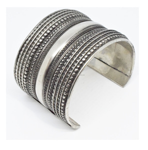 Bracelet manchette en laiton plaqué argent, fait main et de haute qualité, de conception indienne artisanale, idéal pour le bureau ou les soirées. - Product Image 3