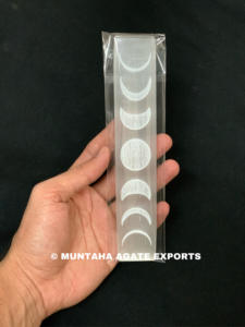 แท่งคริสตัลเซเลไนต์สีขาวสวยงาม รูปทรงสี่เหลี่ยมผืนผ้า สลักลายข้างขึ้นข้างแรม คุณภาพพรีเมียม ของขวัญจากมุนตาฮา อะเกต เอ็กซ์พอร์ต ขายส่ง - Product Image 3