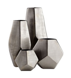 Vintage Fabriqué À La Main En Métal Fleur Vase - Product Image 1