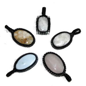 Pendentif bohème élégant en macramé avec cabochon de pierres précieuses assorties pour bijoux de style bouddhiste - Product Image 1