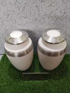 Urna de cremación blanca de aluminio de estilo americano con hermosas hojas, suministros funerarios grabados por Brassworld India - Product Image 2