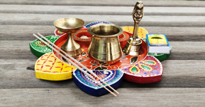 Pooja thi en bois de décoration, 1 pièce, avec différents accessoires, art indien fait à la main - Product Image 3