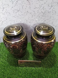 Urna clásica de latón grabado en negro de Brassworld India Suministros funerarios Premium - Product Image 2