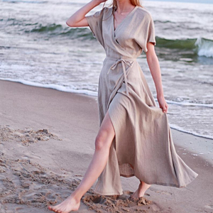 Robe en lin brodée tendance et élégante pour femme, grise, col en V, boutonnée, manches mi-longues, longueur ras du sol, coupe naturelle - Product Image 5