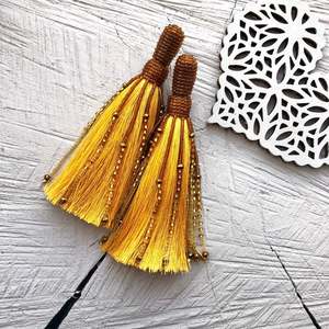 Pendientes largos con borlas de mostaza Colección única hecha a mano - Product Image 1