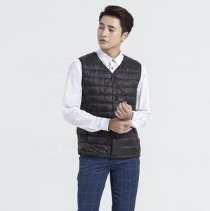 Gilet d'hiver pour homme, col en V profond, matériau en duvet de canard 90/10, léger, sans manches. - Product Image 3
