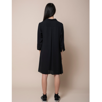 Robe ouverte de qualité italienne supérieure avec boutons en nacre, col chemise rabattu et fentes à l'ourlet, idéale pour la journée.