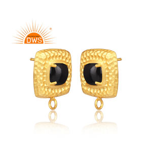 Boucles d'oreilles clous carrées faites à la main en argent sterling plaqué or avec pierre précieuse onyx noir martelé - Bijoux tendance pour fiançailles, mariage et fêtes - Product Image 2