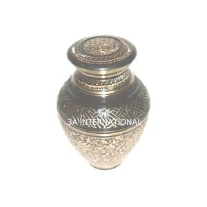 Urnas Funerarias de Diseño de Mediados de Siglo, Estilo Europeo, con Soporte, Diferentes Variedades, Urnas de Metal Plateado - Product Image 1