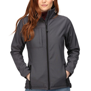 Chaqueta Softshell personalizada de alta calidad para mujer, cuello alto, nuevo diseño, impermeable, a prueba de viento, transpirable, para exteriores, con cremallera ligera - Product Image 1