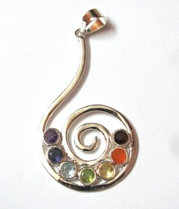 Pendentifs Chakra à facettes en spirale de haute qualité Pierres précieuses d'agate sculptées à vendre - Product Image 1