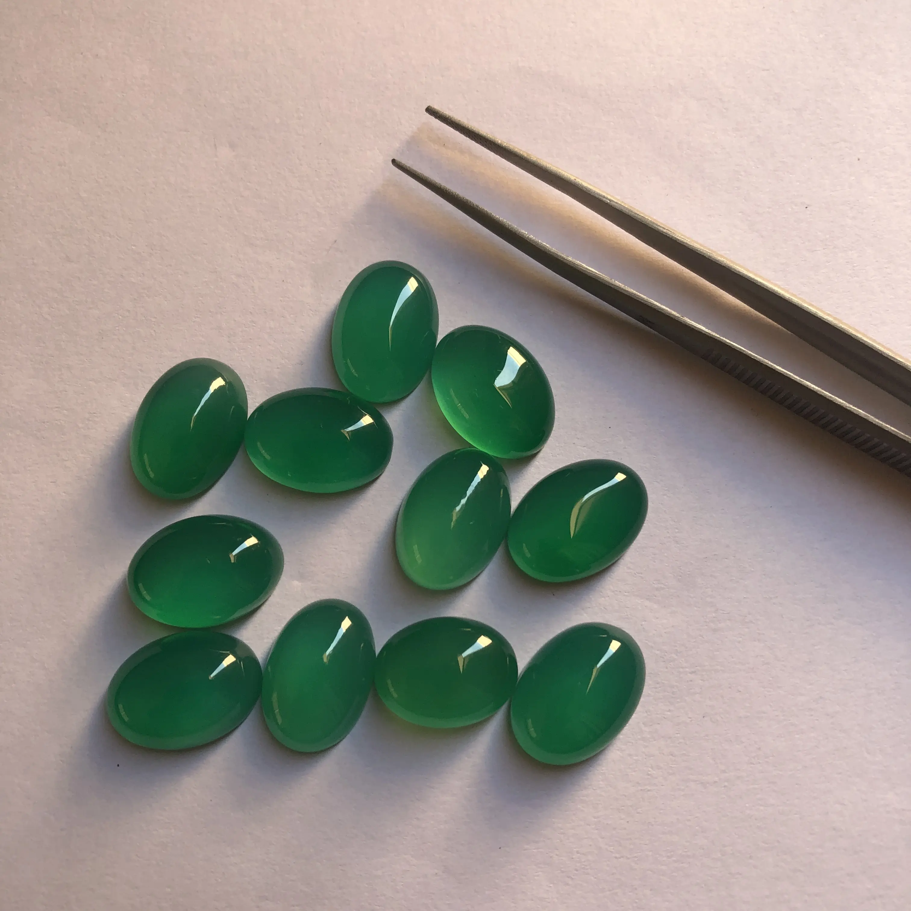 10x8mm pierre d'onyx vert naturel lisse ovale pierres de cabochon calibrées semi-précieuses en vrac pour la vente de revendeur en ligne de bijoux