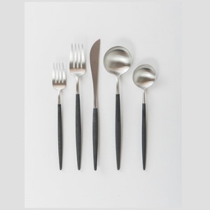 Ensemble de couverts de couleur or et rouge en acier inoxydable avec ensemble de cuillère, fourchette et couteau de vaisselle de la plus haute qualité - Product Image 3