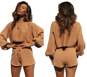 Ropa de talla grande para mujer, conjunto de manga acampanada con cuello redondo, Top corto liso con logotipo personalizado, pantalones cortos de cintura alta, venta al por mayor, verano 2022 - Product Image 1