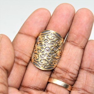 Anillo de Cóctel de Latón Chapado en Oro Antiguo con Diseño Floral, Estilo Vintage, Unisex, Sin Piedras - Product Image 3