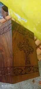 Urna Funeraria de Madera con Cruz Grabada Estilo Americano de BRASSWORLD INDIA, Artículos Funerarios - Product Image 2