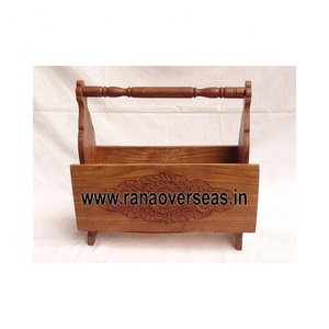 Soporte de periódico de madera hecho a mano vintage con asa y diseño grabado para oficina y hogar - Product Image 1