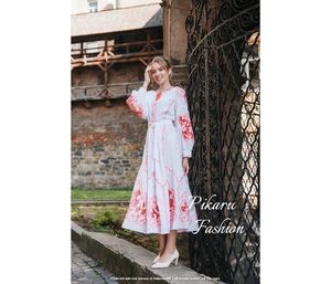Robe brodée ukrainienne manches longues longueur mollet avec encolure en O tissée et durable avec ceinture naturelle - Product Image 2