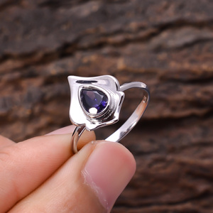 Bague en argent sterling 92.5, belle pierre naturelle bleue Iolite, bijoux de 2.3 grammes, véritable pierre de naissance, cadeau fait à la main - Product Image 2