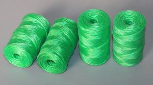 Màu Vàng <span class=keywords><strong>Pp</strong></span> Raffia sợi polylash <span class=keywords><strong>Baler</strong></span> <span class=keywords><strong>twine</strong></span> Đường kính tùy chỉnh cường độ cao UV kháng <span class=keywords><strong>Baler</strong></span> <span class=keywords><strong>twine</strong></span> 4-5kg cho chuối đóng gói - Product Image 3