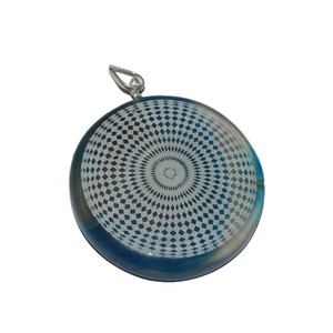 Pendentifs disque d'agate avec motif de pierre carrée sculptée dans le style Feng Shui Bijoux de pierres précieuses gravées - Product Image 1