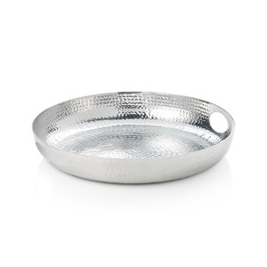 Plateau de service martelé en métal de haute qualité fait à la main forme arrondie avec plateau de service alimentaire au design unique en vente à bas prix - Product Image 2