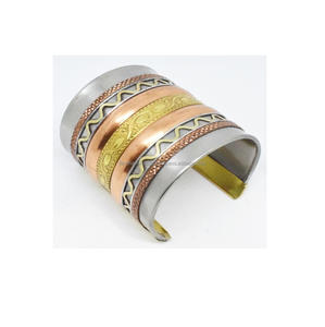 2025 nueva moda mujer brillante chapado en oro ancho brazalete grande rústico rojo viernes boda fiesta latón puños - Product Image 6