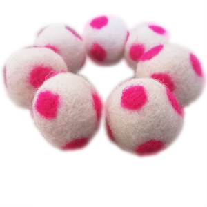 Bolas de fieltro de lunares hechas a mano, adornos navideños, adorno navideño hecho a mano de Nepal - Product Image 1