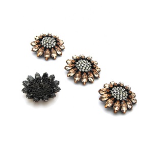 Sang Trọng Tùy Chỉnh Thực Hiện Kích Thước Lớn Rose Flower Pha Lê Đầy Màu Sắc <span class=keywords><strong>Rhinestone</strong></span> Brass Nút Cho Dresses Quần Áo - Product Image 2